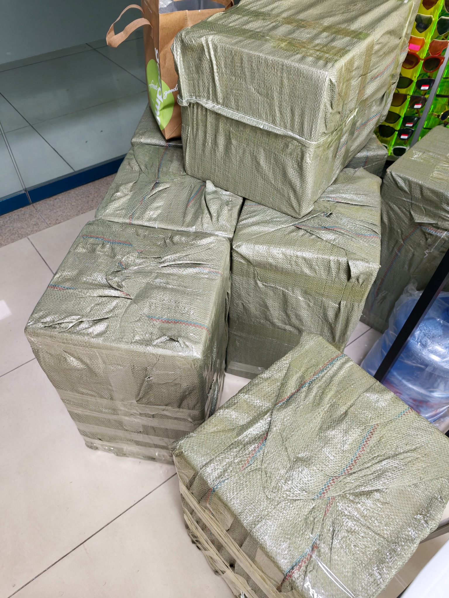 Heat press machines protected with woven outer bags